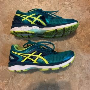 Women’s Asics GT-2000 running shoes